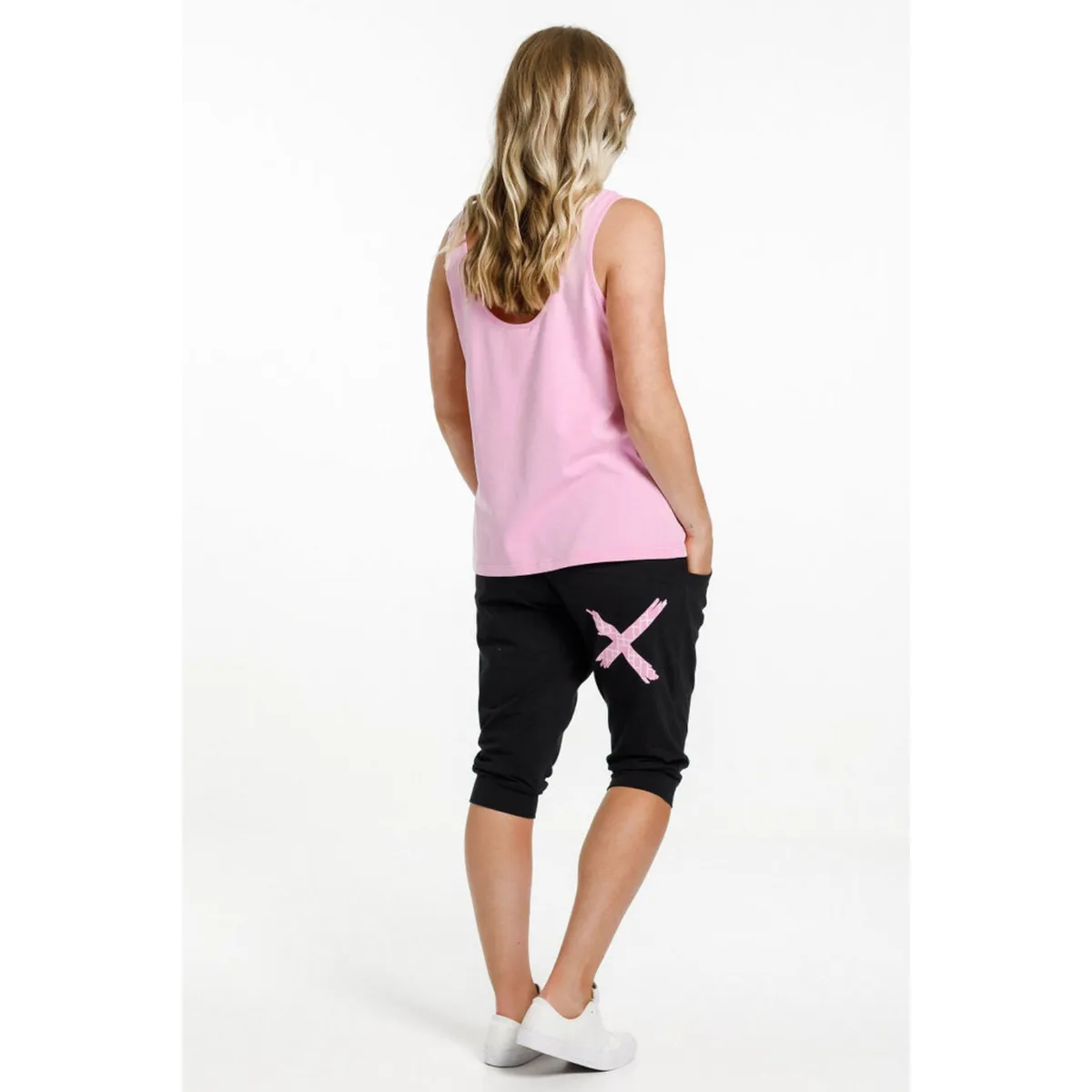 3/4 apartment pants black with pink bloom x size 6