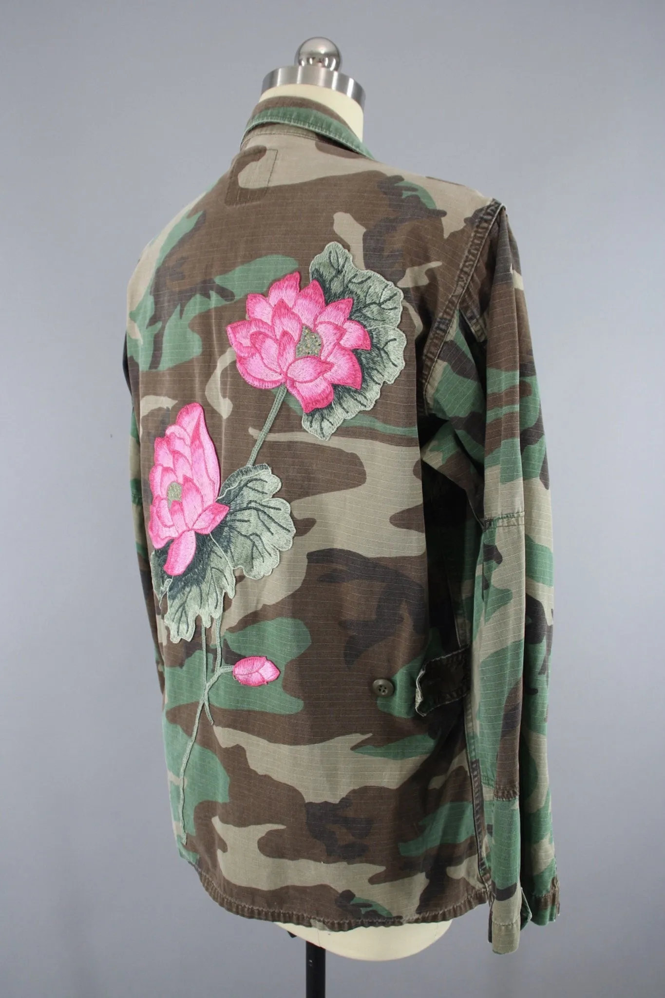 Vintage Embroidered Camouflage Jacket / US Marines Military Camo Coat / Pink LOTUS Floral Embroidery