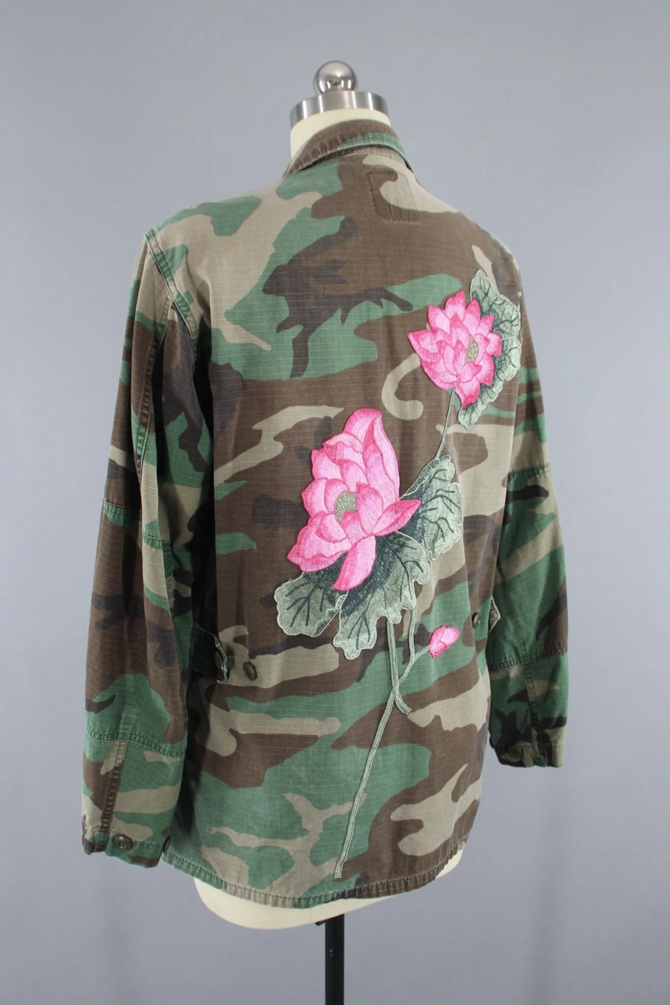 Vintage Embroidered Camouflage Jacket / US Marines Military Camo Coat / Pink LOTUS Floral Embroidery