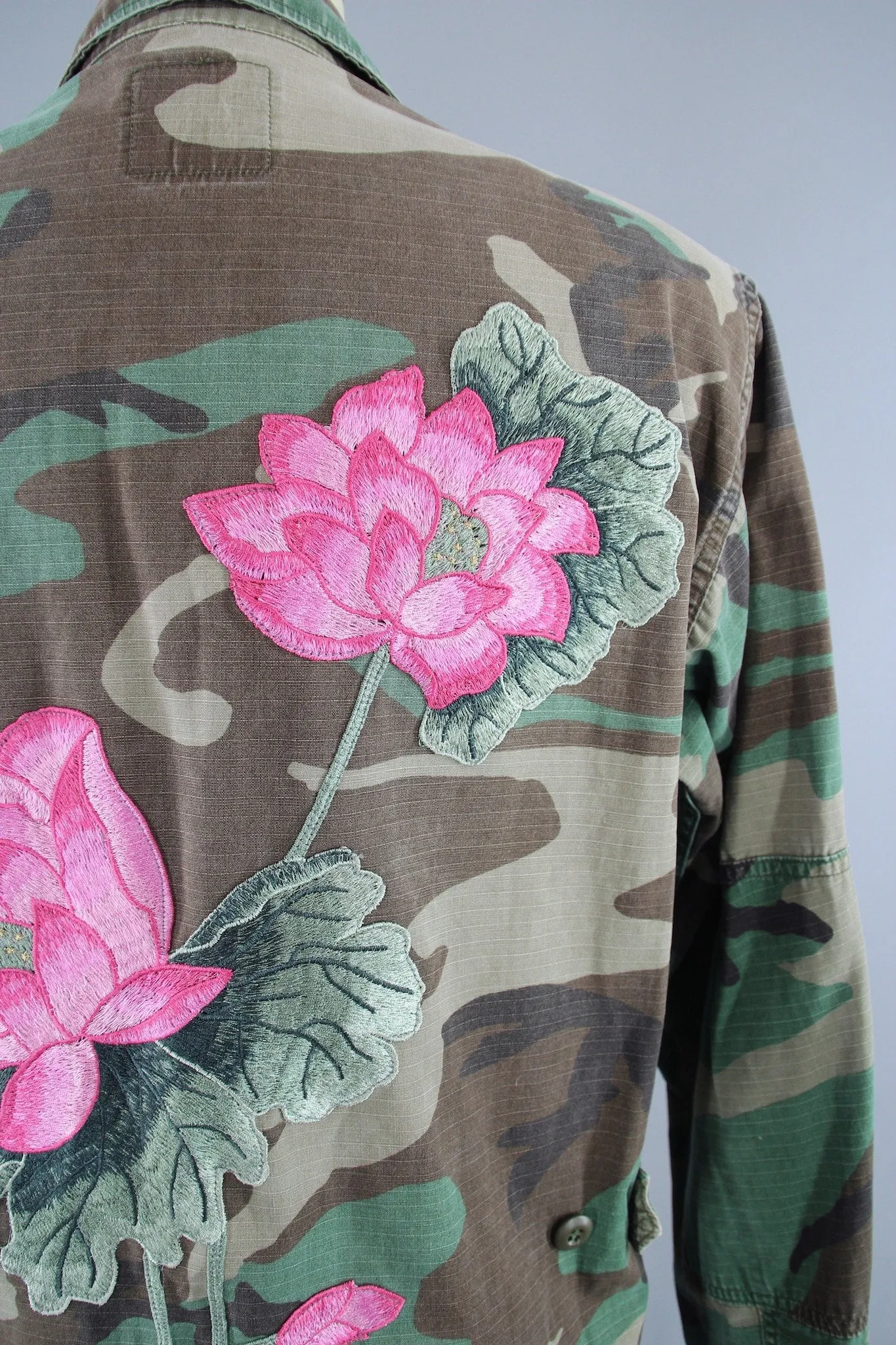 Vintage Embroidered Camouflage Jacket / US Marines Military Camo Coat / Pink LOTUS Floral Embroidery