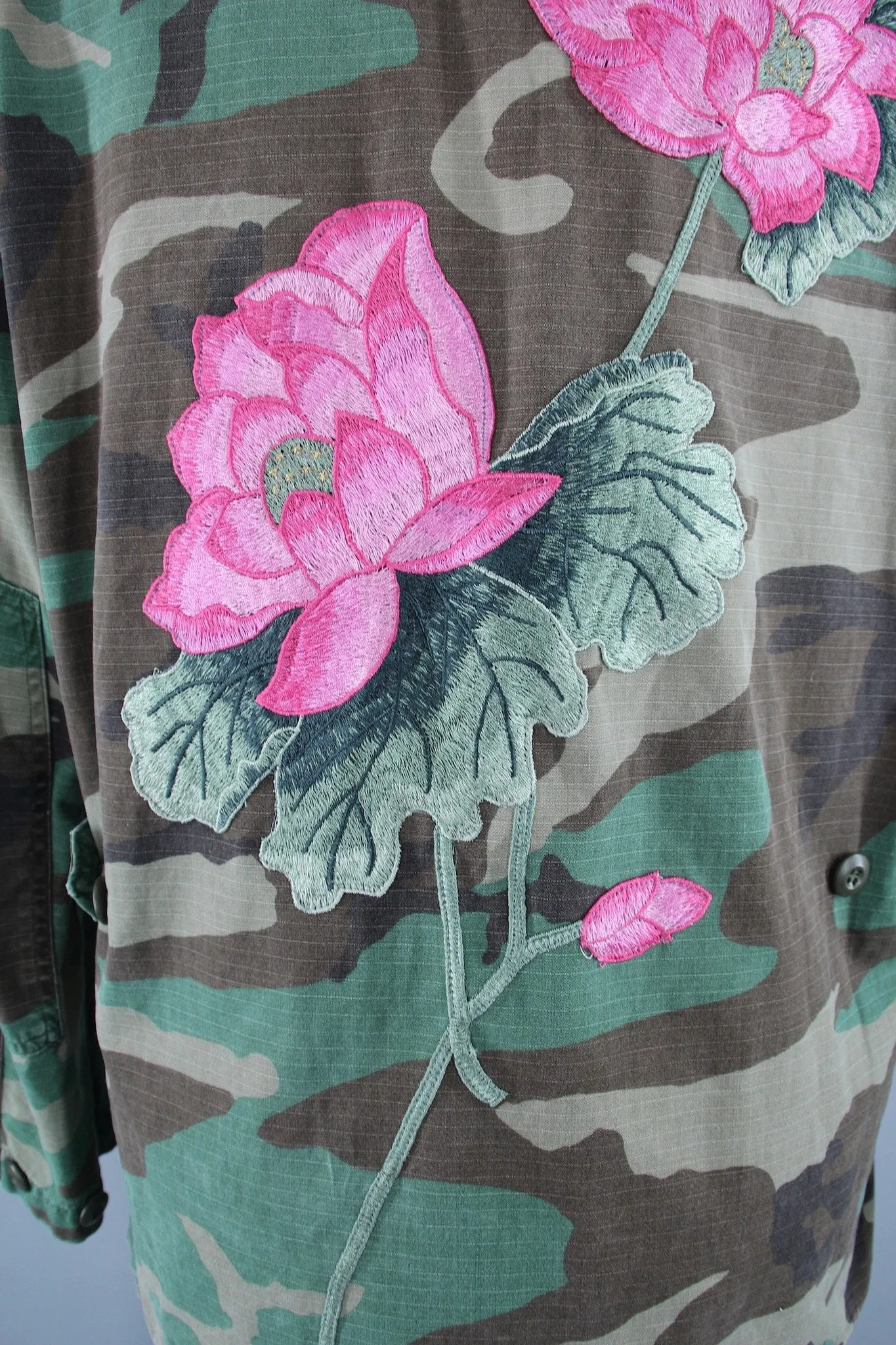 Vintage Embroidered Camouflage Jacket / US Marines Military Camo Coat / Pink LOTUS Floral Embroidery